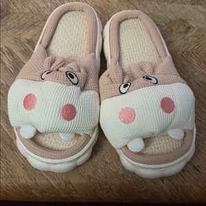 Cozy Hippo Design Plush Indoor Slippers Kid new size 5/6 usa